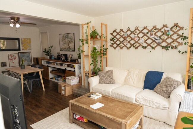 La sala de estar se comunica con el comedor. - 3350 W Cuyler Ave
