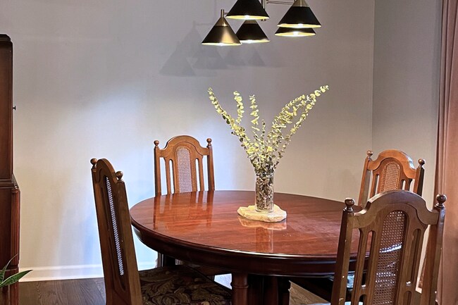 Foto del edificio - 5917 Cherrycrest Ln