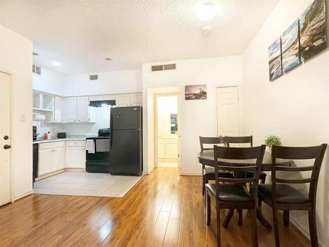 Building Photo - 10855 Meadowglen Ln