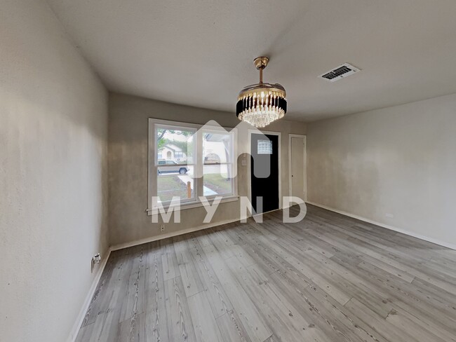 Building Photo - 1110 Clower