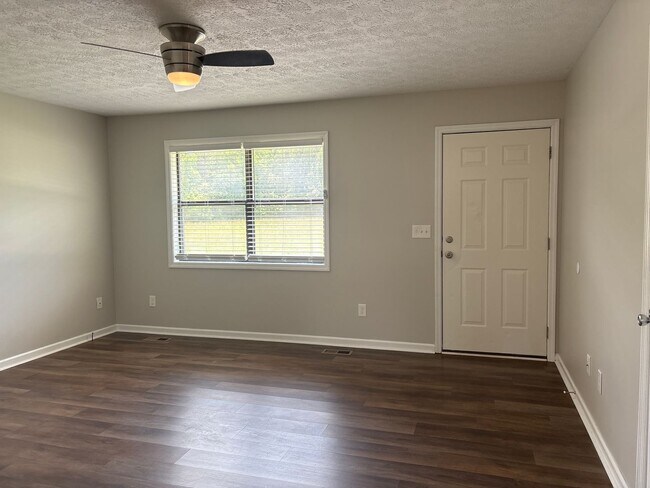 Foto del edificio - Charming 2 Bedroom Duplex in Manchester!