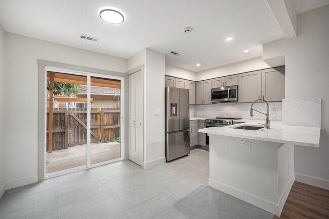 Building Photo - 1 Bed 1.5 Bath, 1 Car Attached Townhome in...