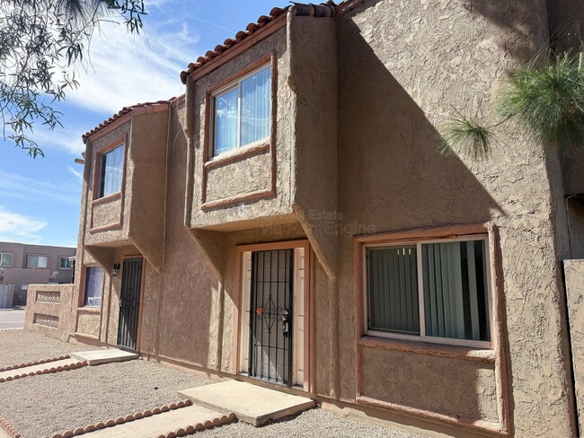 Building Photo - 5244 W Lynwood St