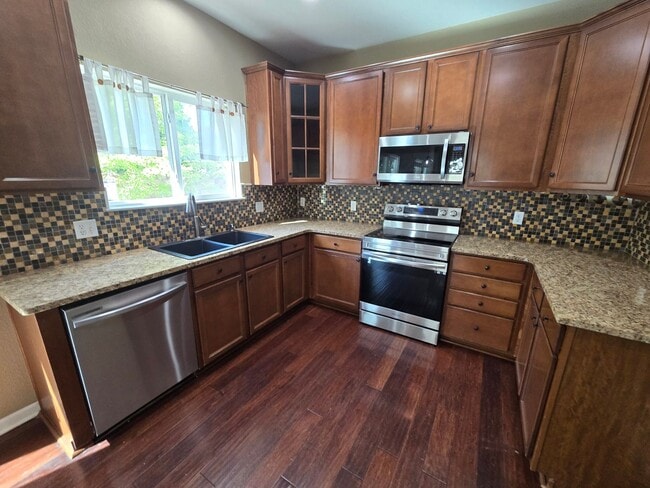 Foto del edificio - Amazing 3 bedrooms plus a loft, and 2.5 ba...