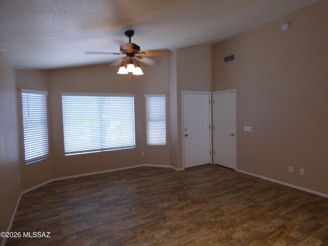Foto del edificio - 5562 W Peaceful Dove Pl