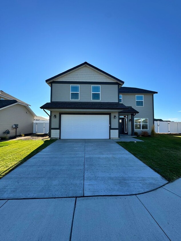 Foto principal - NEW HOME!! 3800sqft 4 bed / 3 bath in Airw...