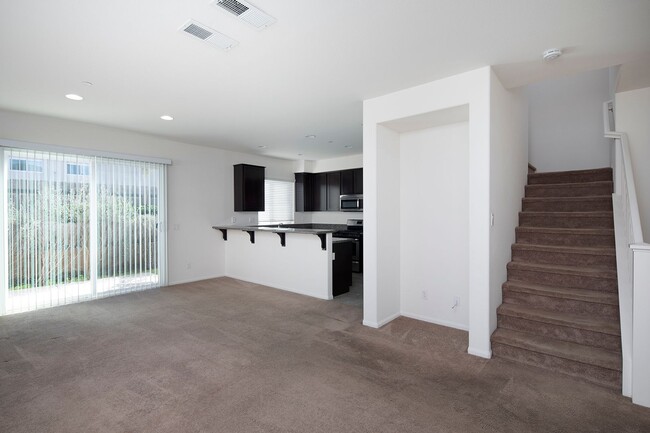 Building Photo - Spacious Two Bedroom Townhouse in Imperial...