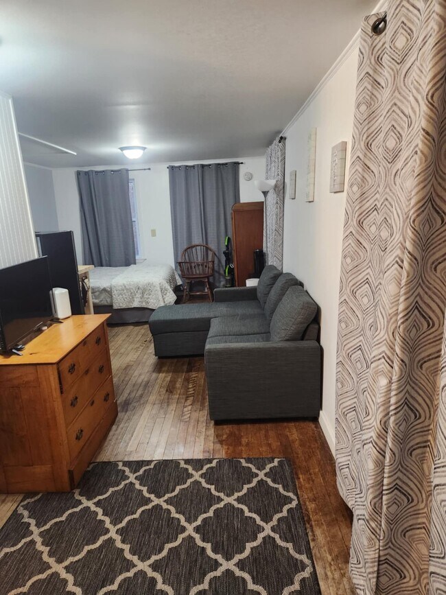 Building Photo - 1 Maple St