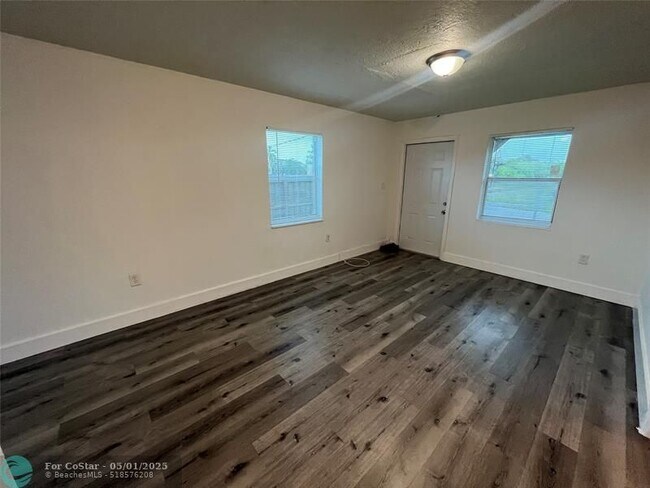 Foto del edificio - 242 NW 14th St