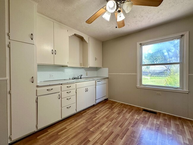 Foto del edificio - 3 Bedroom - 2 Bathroom Bargain Wichita, KS