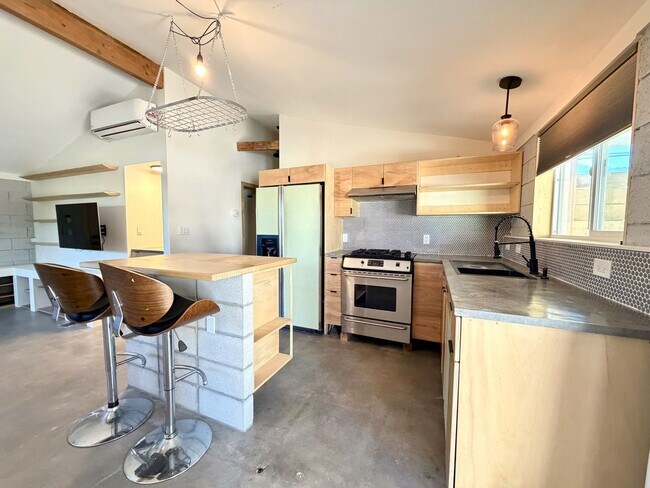 Foto del edificio - AVAILABLE NOW!! 2 Bedroom 1 Bathroom House in Cathedral City!