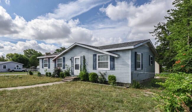 Building Photo - 1402 Elyse Dr