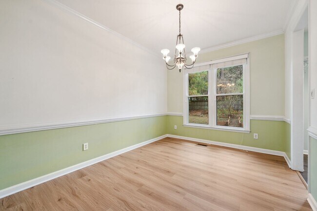 Foto del edificio - Pet friendly, 3 bedroom home with bonus room and fenced yard in Woodlake!