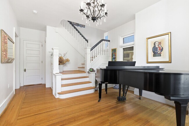Foto del edificio - Stunning 5 Bedroom 2.5 Bathroom Home in Squirrel Hill
