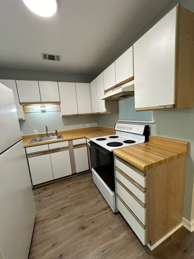 Foto del edificio - 2 Green Meadow Ln