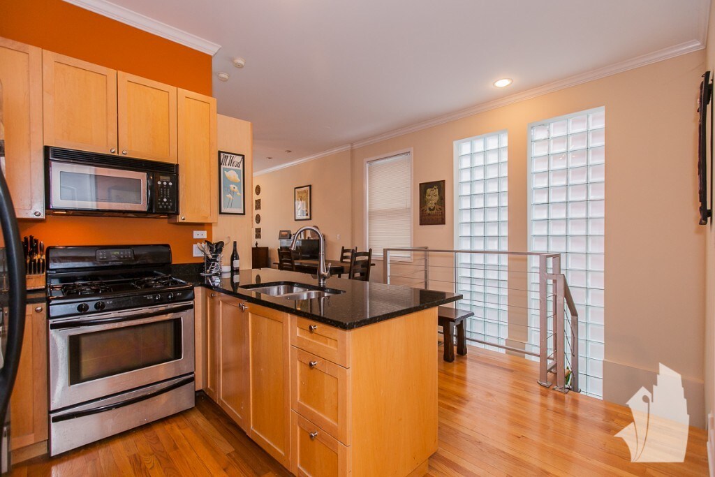 Primary Photo - 2021 W Pierce Ave