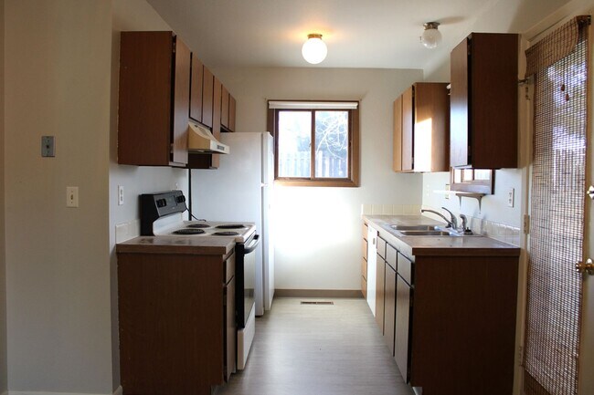 Foto del edificio - Charming 2-Bedroom Home with Fenced Yard &...