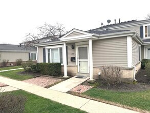 Building Photo - 1581 Quaker Ln