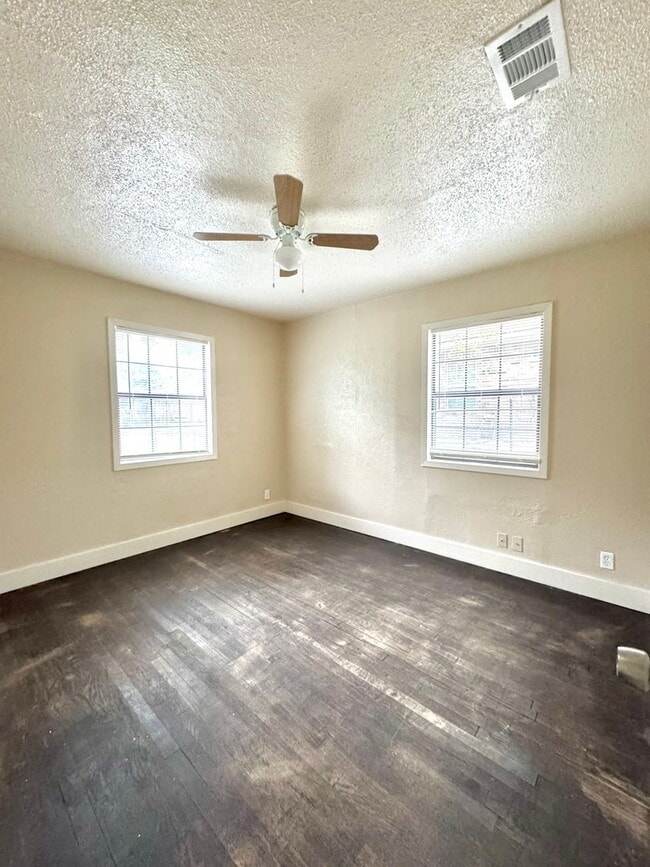 Building Photo - Welcome Home! Cozy 2 Bedroom, 1 Bath Charmer with a Brand-New Kitchen