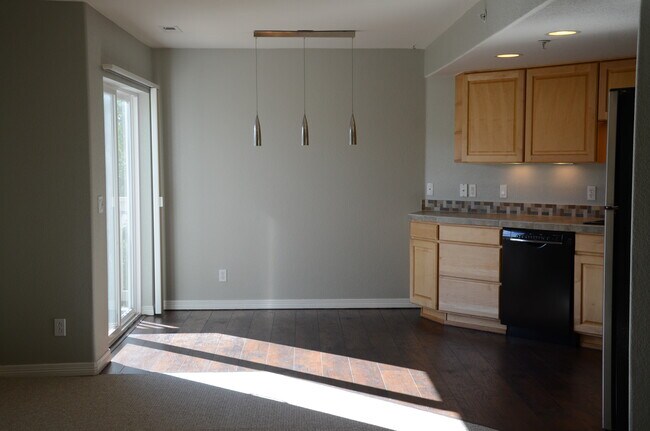 Cocina y puerta al balcón. - 1021 Laramie Blvd