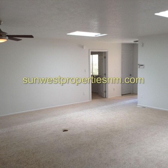 Building Photo - 3 Bedroom, 2 Bath 2 Garage Condominium