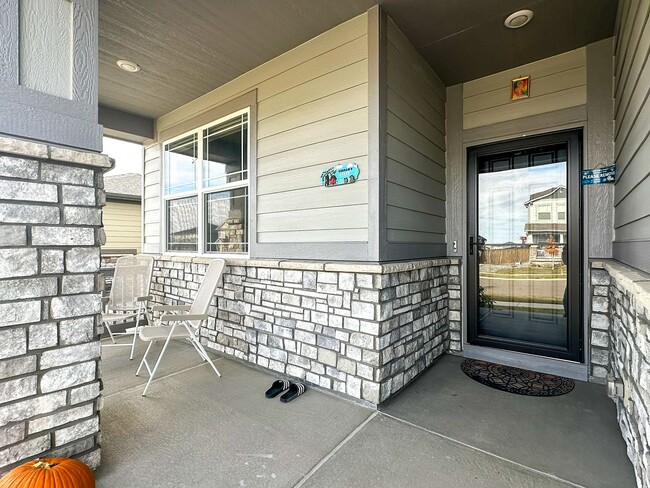 Foto del edificio - Almost Brand New Meadowlark 4bd 3.5ba home