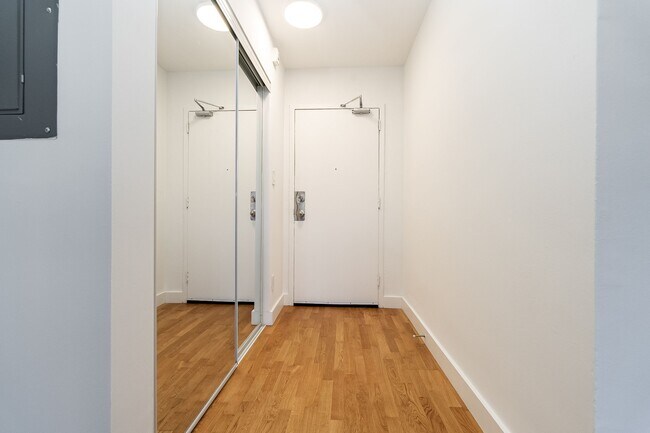 Building Photo - 800 Richmond St W