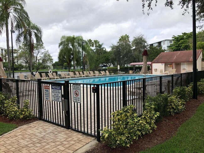 Building Photo - 2104 S Cypress Bend Dr