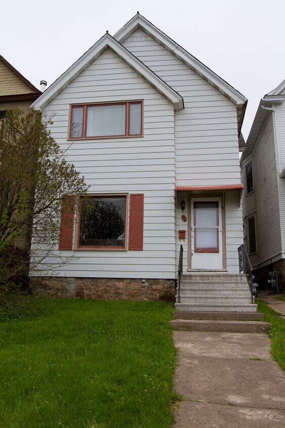 Foto principal - JUNE 2026 - Duluth MN 4 Bedroom - 2 Bath -...