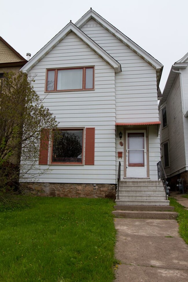 Building Photo - 1121 E 4th St