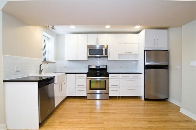 Building Photo - 6225 N Hermitage Ave