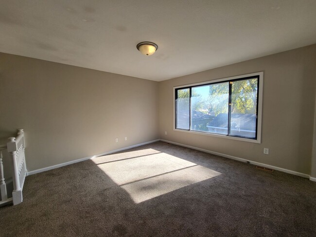 Foto del edificio - 4 Bedroom split-level home with garage!