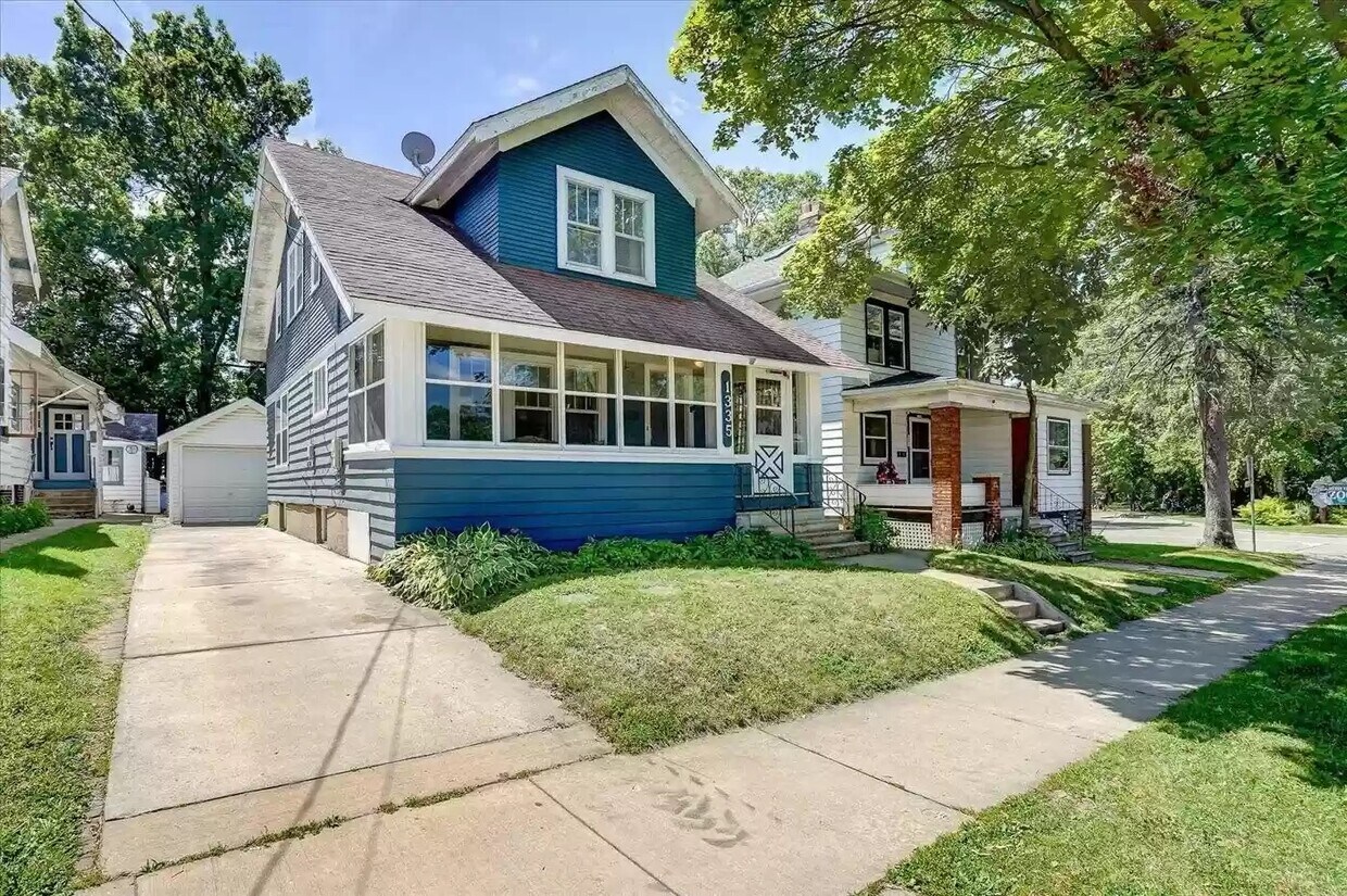 Primary Photo - 1335 Drake St