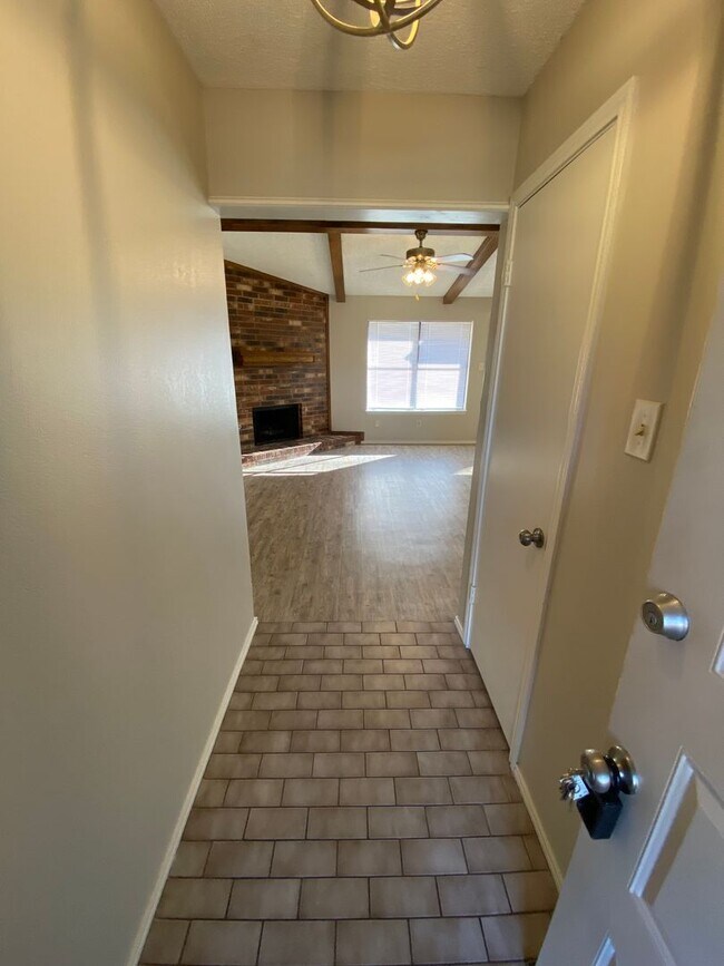 Building Photo - Updated and cozy 3/2/2