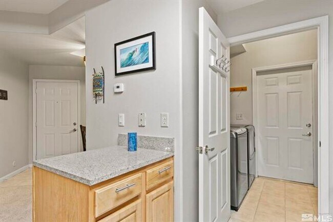 Building Photo - Tanamera 1 bedroom special!