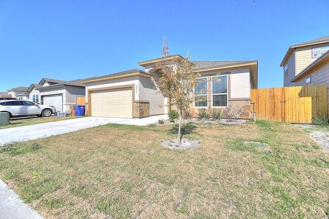 Foto del edificio - 2218 Cuarzo - 4/bed 2/bath - $2495/month