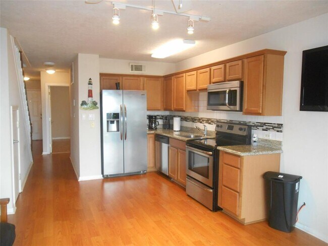 Building Photo - 445 Carolcrest Ln