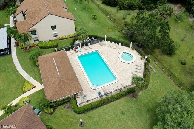 Foto del edificio - 8445 Charter Club Cir