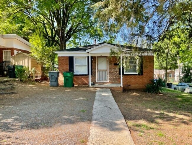 Foto del edificio - This cozy 2 bed 1 bath cottage style brick home is located on a corner lot of E 17th St and N McD...