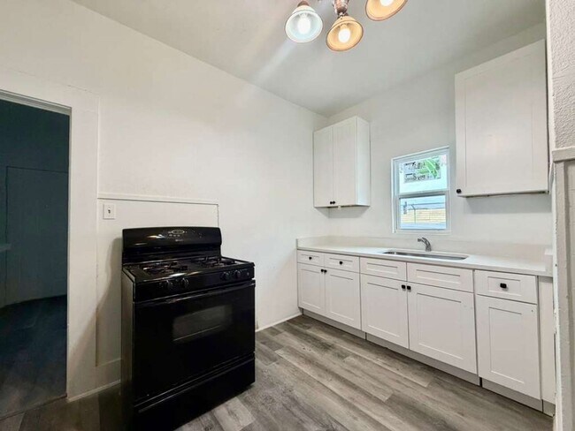 Foto del edificio - Property For Rent at 222 Lowell St, San Antonio TX 78210