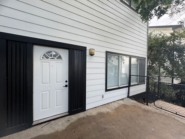 Foto del edificio - Remodeled 6 Bedroom in North Campus off Speedway