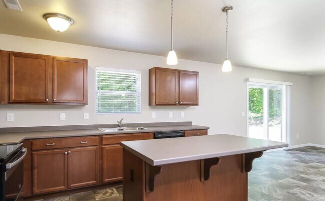 Foto del edificio - Newer 4 Bedroom Home for Lease
