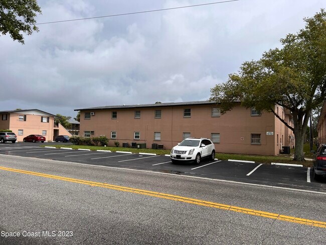 Foto del edificio - 1715 Dixon Blvd