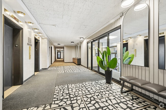 Lobby Photo - 330 Metcalfe