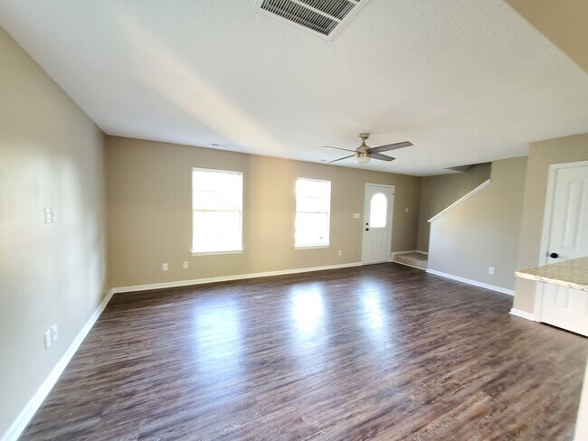 Foto del edificio - Beautiful 3 Bedroom 2.5 Bath Home in Charl...