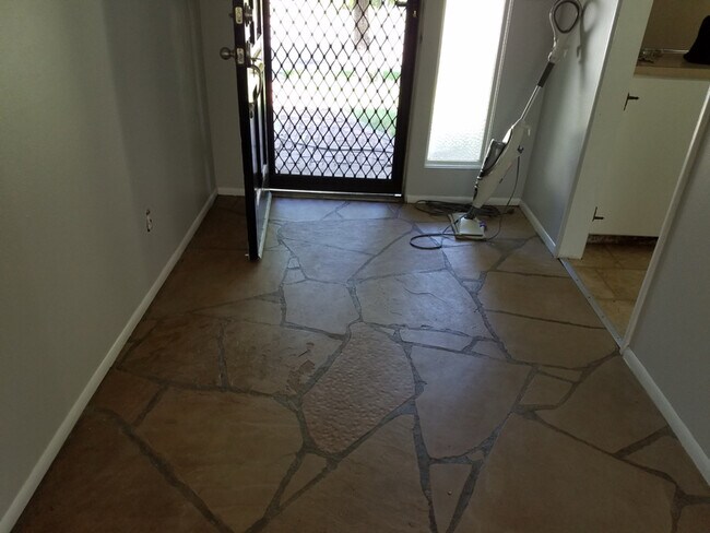 Foto del edificio - 220 Sherman Dr