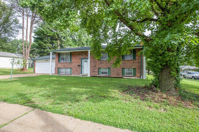 Building Photo - SPLIT LEVEL HOME FOR RENT!