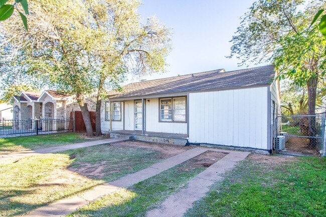 Building Photo - Updated 2 bedroom/1bathroom $899 Section 8...