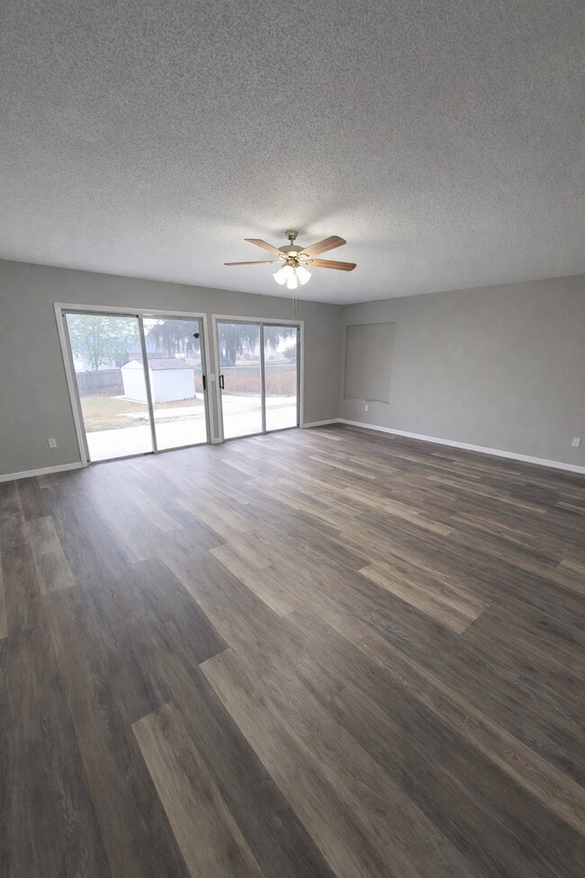 Foto del edificio - Fully Renovated 3 Bed / 2.5 Bath – 1,878 Sq Ft – 1/3 Acre -- Silver Springs Shores