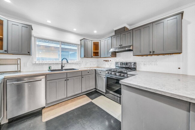 Building Photo - 20 Del Robles Ave